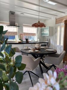 a kitchen with a table and chairs in a room at Effe d'r ut in Hengelo