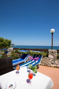 een tafel met wijnglazen en stoelen op een patio bij Hotel Internazionale in Ancona