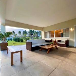 a large living room with a couch and a table at Loft no Refúgio do Sahy in Mangaratiba