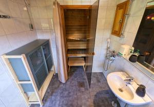 Draufsicht auf ein Badezimmer mit Waschbecken in der Unterkunft Whispering Woods Cabin in Porvoo + 37 Fotos