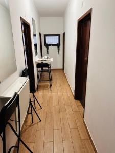 a hallway with a table and chairs in a room at Casa Paz in Alcabideche