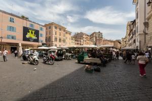 Hostia v ubytovaní Pellegrino Campo de' Fiori Suite