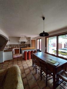 a living room with a table and a kitchen at Maison les Salles-sur-Verdon in Les Salles-sur-Verdon