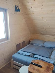 a bedroom with two beds in a log cabin at Domek Niedźwiedź in Groń