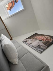 a living room with a couch and a magazine at Ferienwohnung Gut Lehmhof in Lehmrade