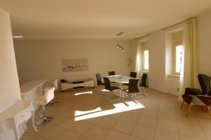 a living room with a table and chairs at charmante apartament lake front in Malcesine