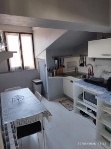 a kitchen with a table and a counter top at Charmant T3 au Cœur de Grenoble in Grenoble