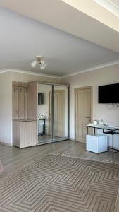 an empty living room with a flat screen tv at Вершина in Pilipets