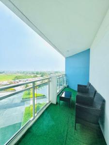 a room with a balcony with green flooring at Terracotta Azure in San Fernando