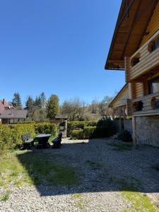 a backyard with a picnic table and a building at Beauty House in Mykulychyn