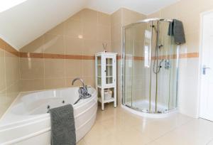 a large bathroom with a tub and a shower at Winoma Lodge - Waterville in Waterville +20 photos