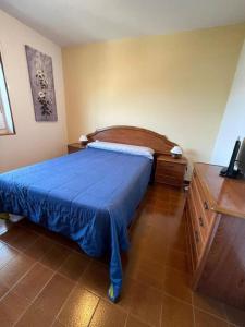 a bedroom with a bed with a blue blanket on it at CHALET EN PLAYA ROBAYERA in Mogro