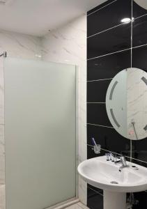 a bathroom with a white sink and a mirror at شقق البيوتات المميزة للشقق المخدومة in Jeddah +73 photos
