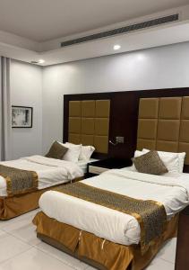 a hotel room with two beds in a room at شقق البيوتات المميزة للشقق المخدومة in Jeddah