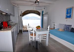 a kitchen and a bedroom with a table and a bed at Salty Splash in Klima