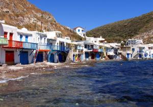 a group of houses next to a body of water at Salty Splash in Klima
