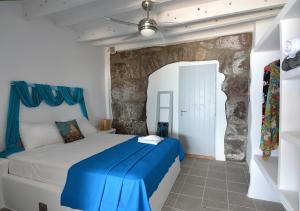 a bedroom with a blue and white bed in a room at Salty Splash in Klima
