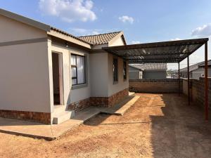 a house is being constructed with a roof at MandA Cozy GuestHouse in Middelburg