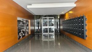 a hallway of a building with a glass door at Pau Elégance - 4 Personnes - Pau Hyper Centre - Clemenceau in Pau
