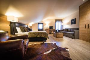 A seating area at Hotel Alù Mountain Design