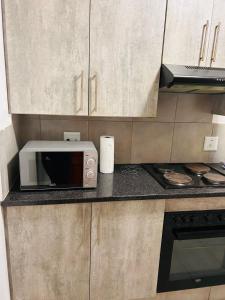 a microwave sitting on a counter in a kitchen at MandA Cozy GuestHouse in Middelburg