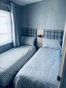 two beds sitting next to each other in a bedroom at Blairgowrie in Ballintuim