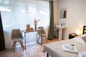 a bedroom with a table and chairs and a bed at 72QT in London