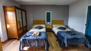 a room with two beds in a room at Casa Laureano in Carcedo