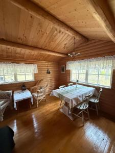 a dining room with a table and chairs in a cabin at Byron in Rälla