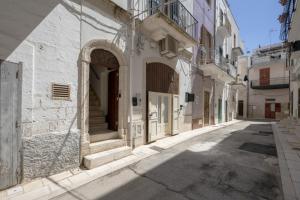 an empty street in an alley with buildings at Casa Tino Panorama Skyline in Polignano a Mare