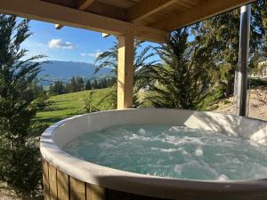 a jacuzzi tub under a gazebo at Virajlux in Dâmbovicioara