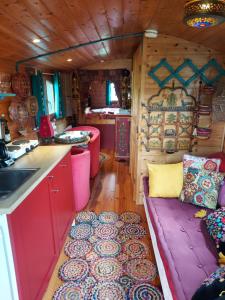 a living room with a couch in a kitchen at La roulotte de Mouni in Gesves