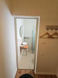 a bathroom with a sink and a mirror at פינה בשדה in Sede Naẖum