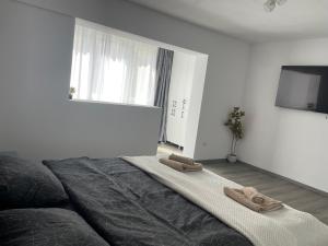 a bedroom with a bed with two towels on it at Cristal Residence in Zalău
