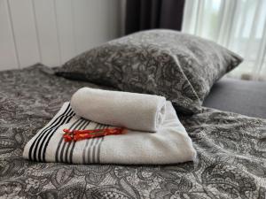 a pile of towels sitting on top of a bed at Apartment Weserblick in Hameln