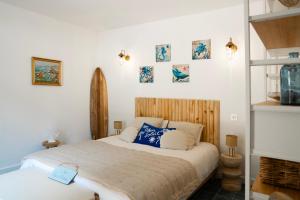 a bedroom with a bed with blue and white pillows at Horizon Carcassonne in Carcassonne +63 photos