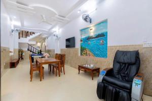 a living room with a table and a dining room at Sói Homestay B10 HQL in Xã Thang Tam