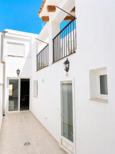 a white house with a balcony and a walkway at Casa Vicen in Bolbaite