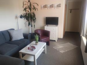 a living room with a couch and a coffee table at Hotel am Weinbergschloss in Waren