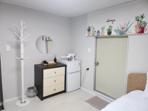 a small bedroom with a sink and a refrigerator at Maison Veluna in Seoul