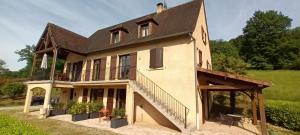 an old house with a gambrel roof at Maison du Pech in Carlux