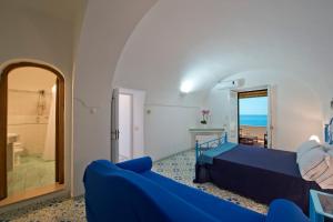 普萊伊亞諾的住宿－Casa Sunset，一间带蓝色床的卧室和一间浴室
