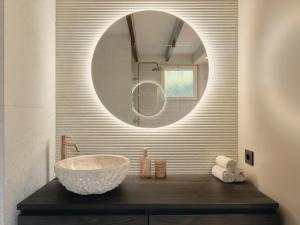 a bathroom with a bowl sink and a mirror at Yasu Stay Sonnevijver Rekem in Lanaken +6 photos