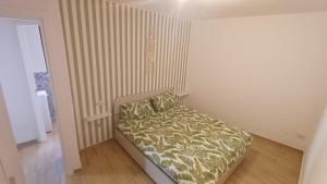 a small bedroom with a bed in a room at Appartamento vicolo Torino 8 Malpensa in Ferno