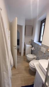 a bathroom with a toilet and a sink at Appartamento vicolo Torino 8 Malpensa in Ferno
