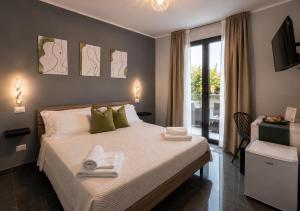 a bedroom with a bed with towels on it at Reale Guest House in Mascalucia