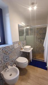 a bathroom with a toilet and a sink and a shower at Appartamento vicolo Torino 8 Malpensa in Ferno