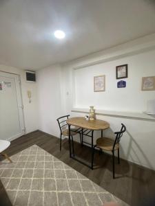 a room with a table and chairs in a room at Fenix Apartman II in Zaječar