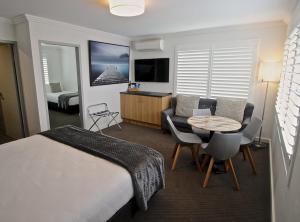 TV a/nebo společenská místnost v ubytování Quays Hotel