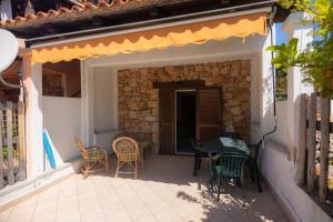 a patio with a table and chairs and a building at Trilocale - Via Pisa in San Teodoro